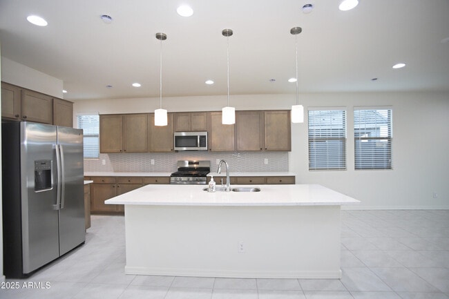 Building Photo - 976 W Finch Dr