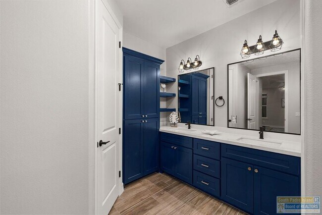 Building Photo - 124 Torrey Pines Dr