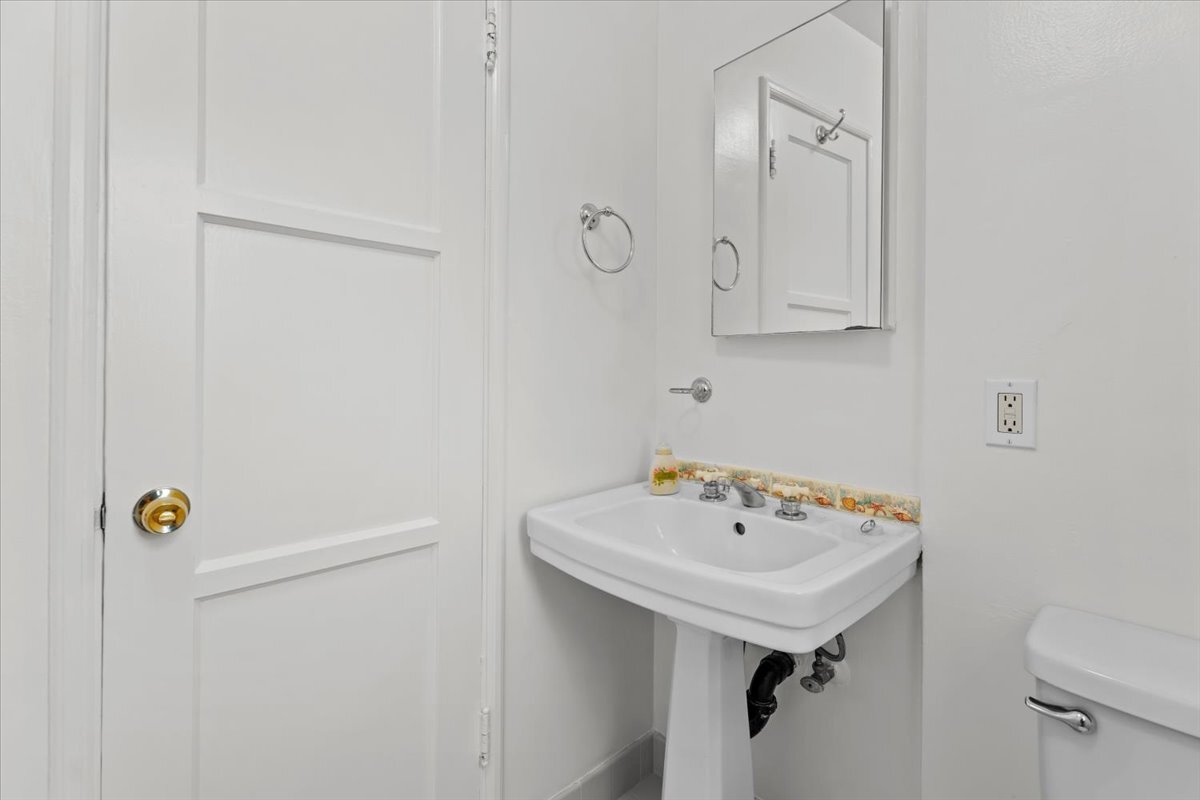 Building Photo - 1518 Yale St