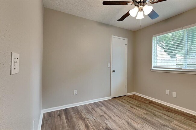 Building Photo - 3912 Ashwood Dr