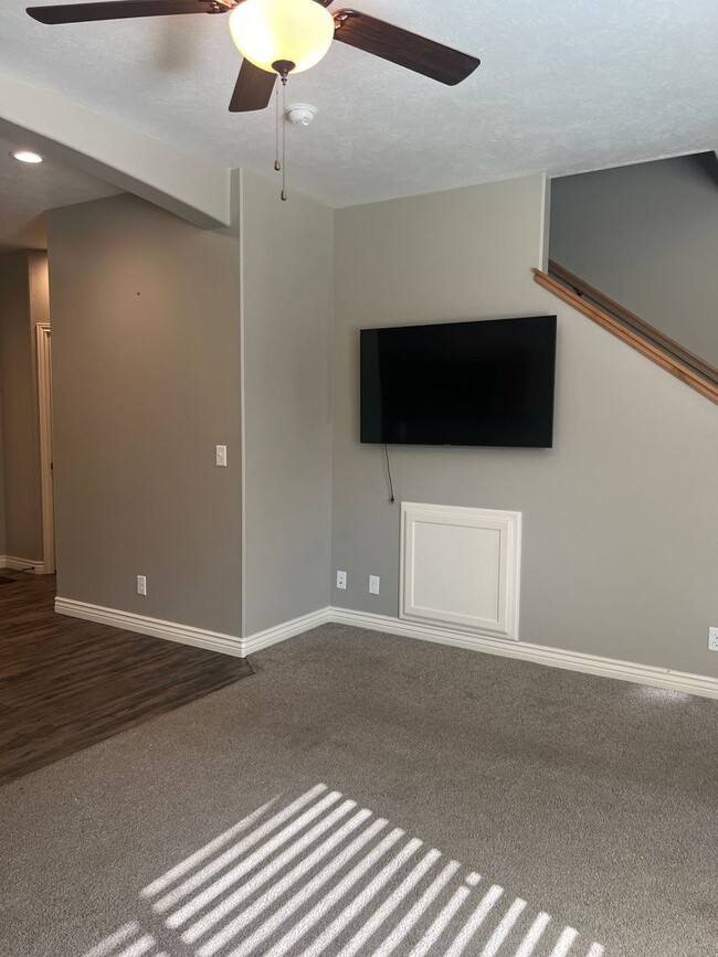 Building Photo - 3 bed, 2.5 bath RockCreek Townhome