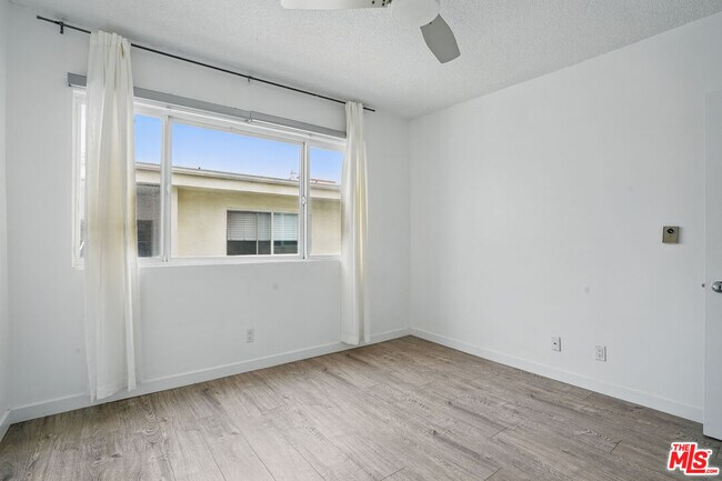 Building Photo - 930 3rd St