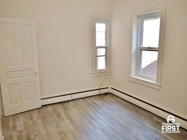 Building Photo - 3 Bed / 1 Bath Single Family Home