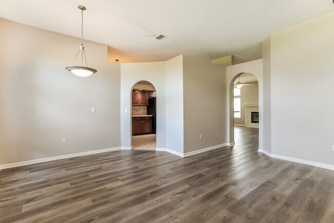 Building Photo - 265 Maplewood Dr