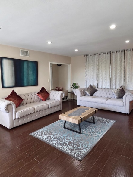 Building Photo - 10644 Vanalden Ave