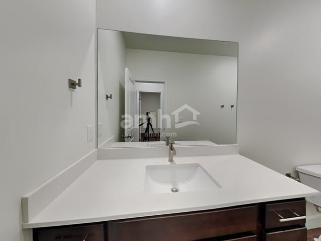 Building Photo - 4370 N Poplar St