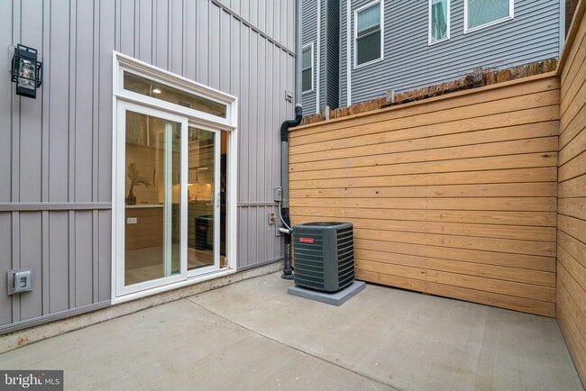 Building Photo - 1106 N Bodine St