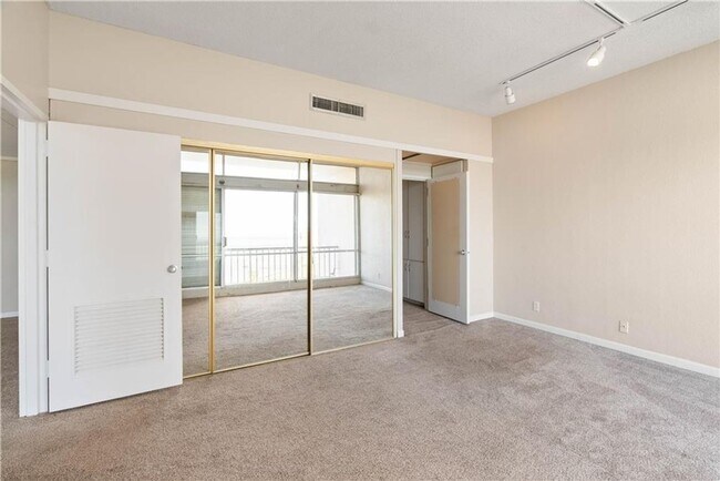 Building Photo - 4600 Ocean Dr