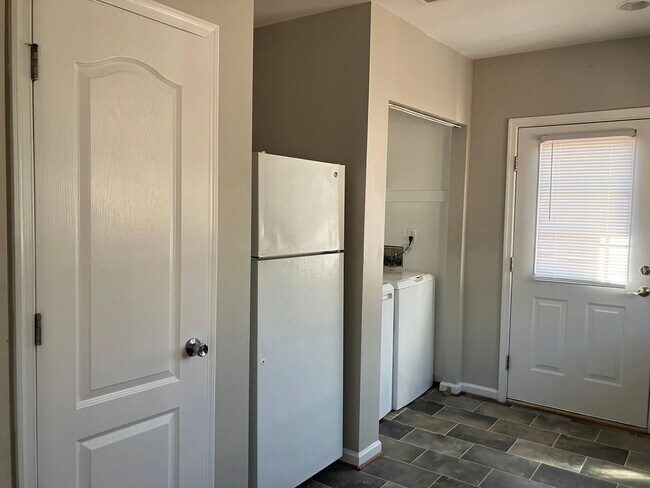 Building Photo - Three Bedroom Condo - Centrally Located Suffolk!