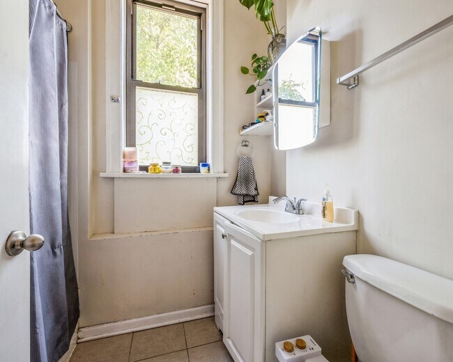 Building Photo - 3140 N Kenmore Ave