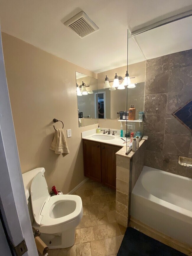 Building Photo - Aug 2025 - 4 Bedroom 2 Bathroom Wash Park ...
