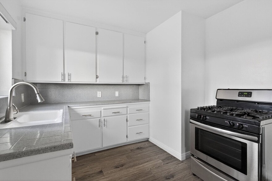 Building Photo - 216 E Burnett St