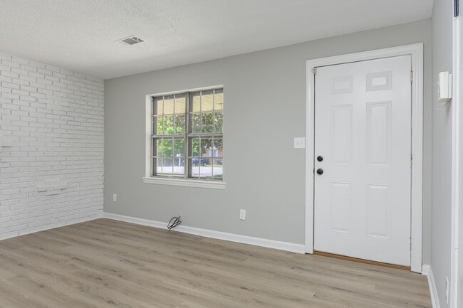 Building Photo - 7742 Holiday Hills Cir