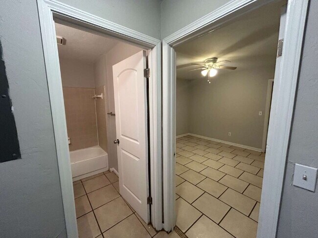 Building Photo - Perfect 1 Bedroom 1 Bathroom With Fenced In Backyard!