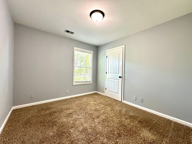 Building Photo - Spacious 3-Bedroom Home with Fenced Yard & Garage!