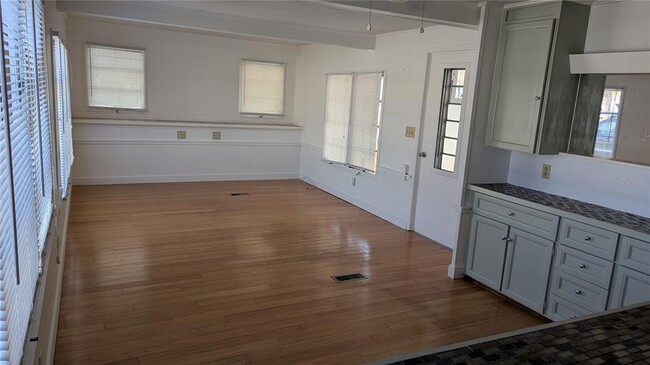 Building Photo - 3114 10th St W