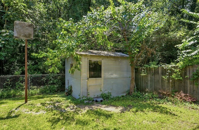 Building Photo - Move-in Ready 3 Bedroom Ranch Home in Eastway Park