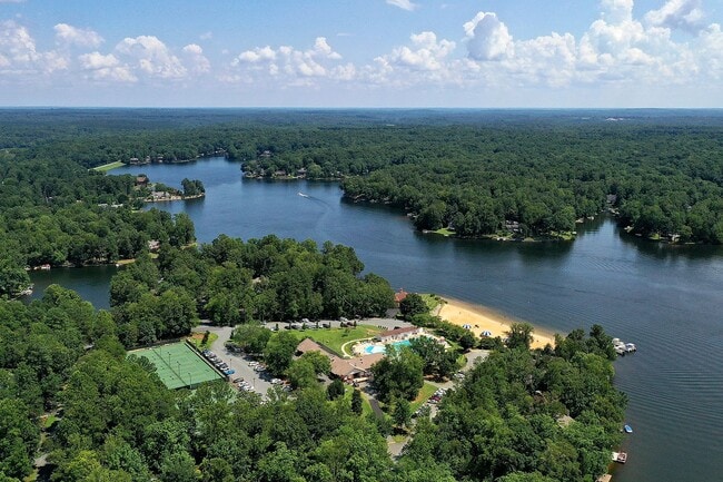 Building Photo - One-Level Living in Gated Lake Monticello