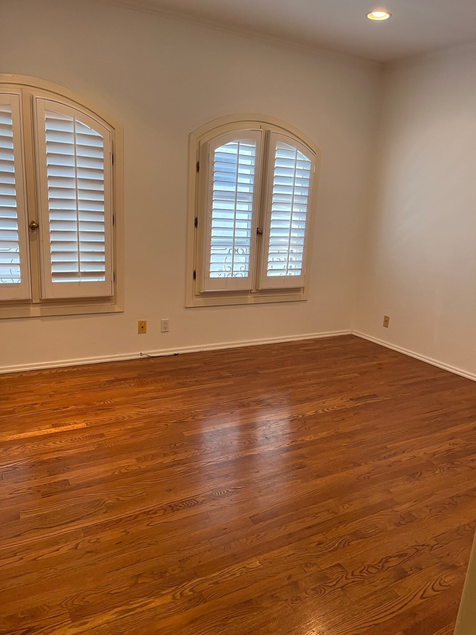 Building Photo - 325 S Swall Dr