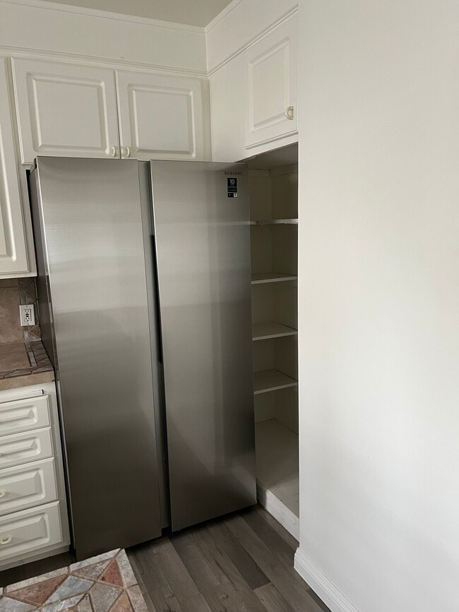Side by Side Fridge with ice maker and step-in pantry - 2219 4th St