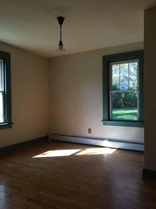 Building Photo - Lovely Single-Family 3BR Home in Vergennes...