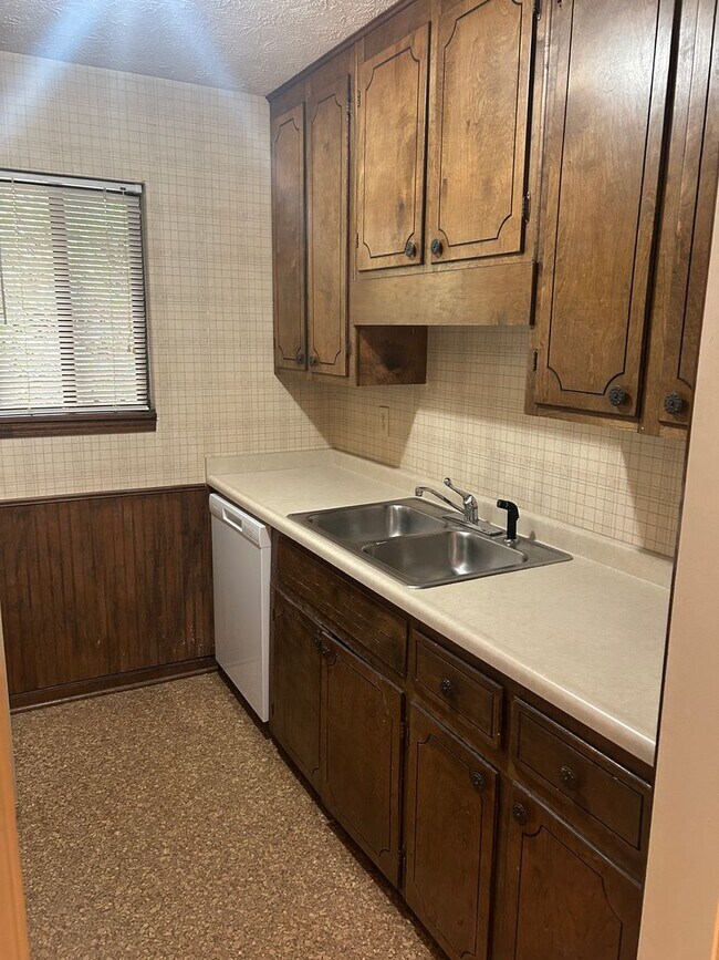 Building Photo - Campus View Apt-Walking Distance to UGA!