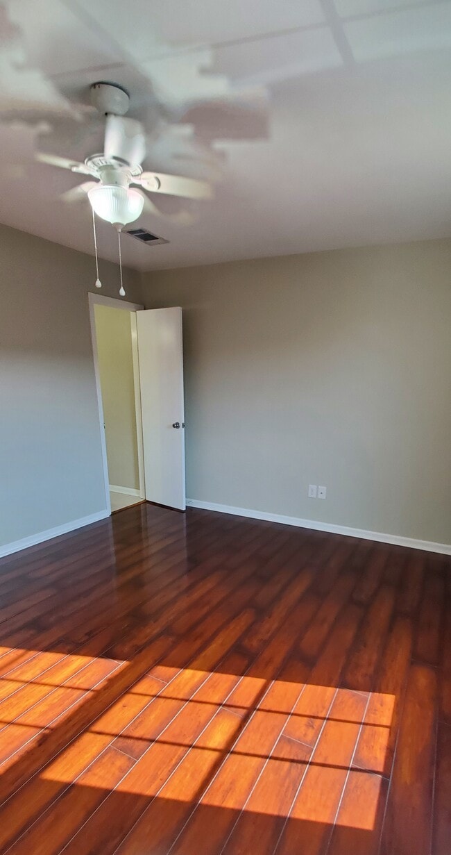 Building Photo - 4624 Parkoaks Dr