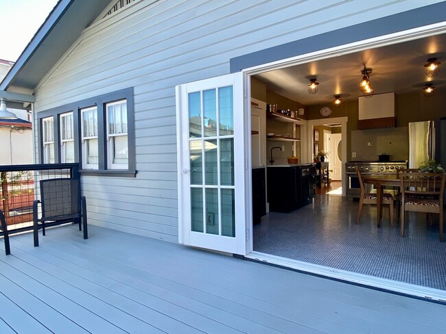 Building Photo - Updated Bungalow located in Downtown Redwood City & 15 miles from SF International Airport