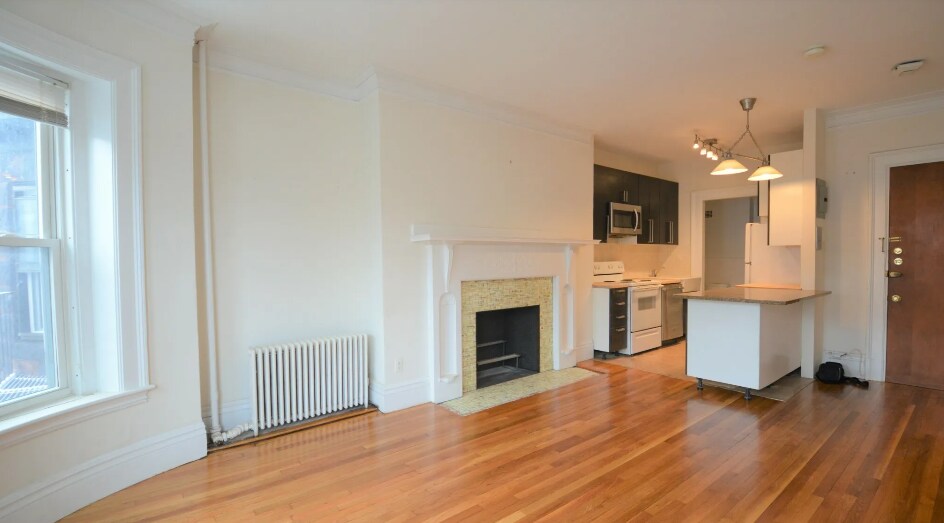 Building Photo - 851 Beacon St