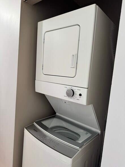 Washer & Dryer in unit - 21W581 North Ave