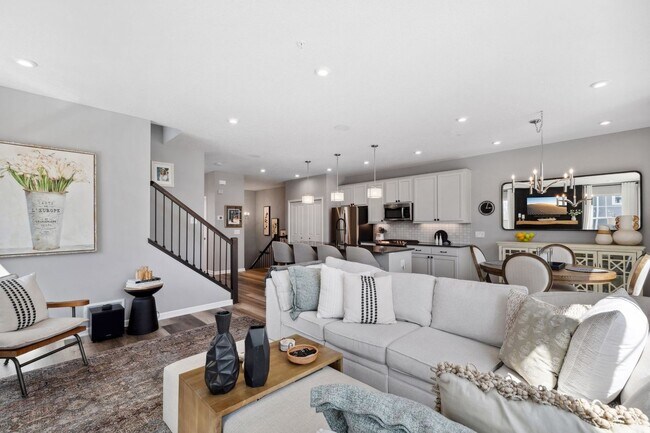 Building Photo - Rare End Unit 3Bed 3Bath Townhome in Rogers