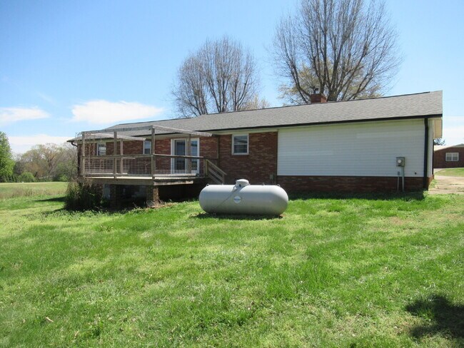 Building Photo - Charming 3-Bedroom Brick Home for Rent on the West Side of Lincolnton!