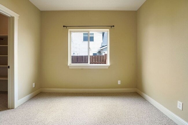 Building Photo - Spacious 4 bed, 3 bath home with sprawling views in West Salem