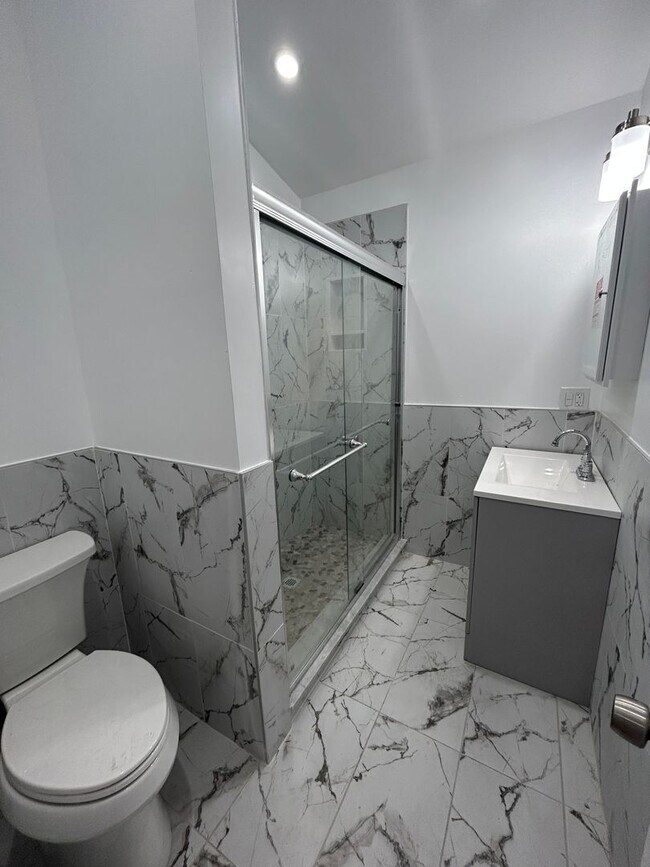 Building Photo - Stunning 5-Bedroom Home 2 Bathroom Single ...