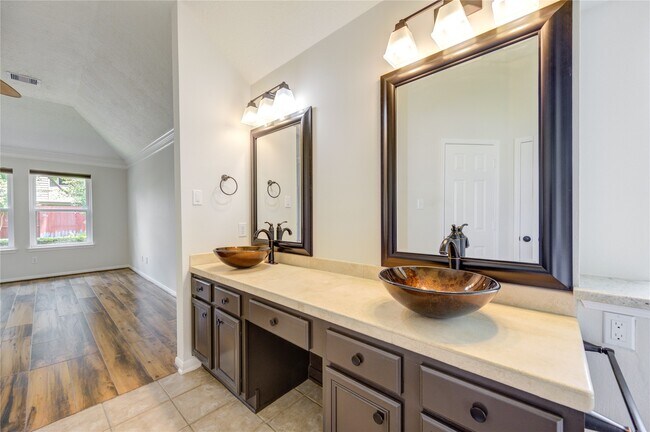 Building Photo - 15831 Laurel Cove
