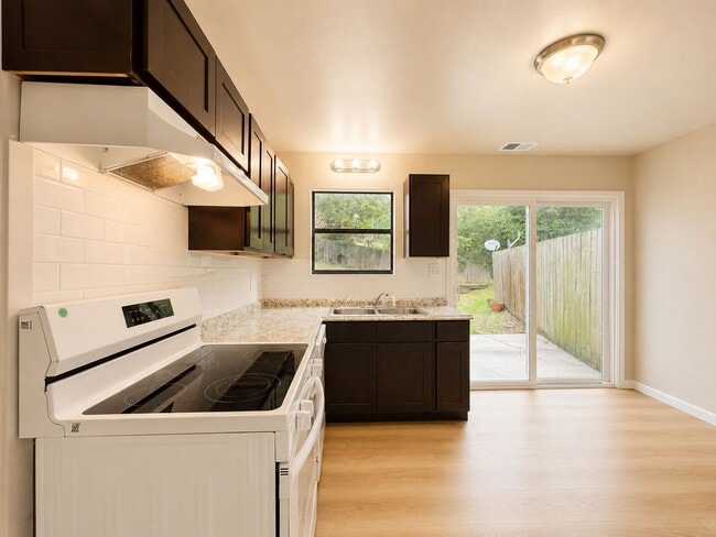 Building Photo - Remodeled 2 Bed/ 1.5 Bath Townhouse in Batesville!