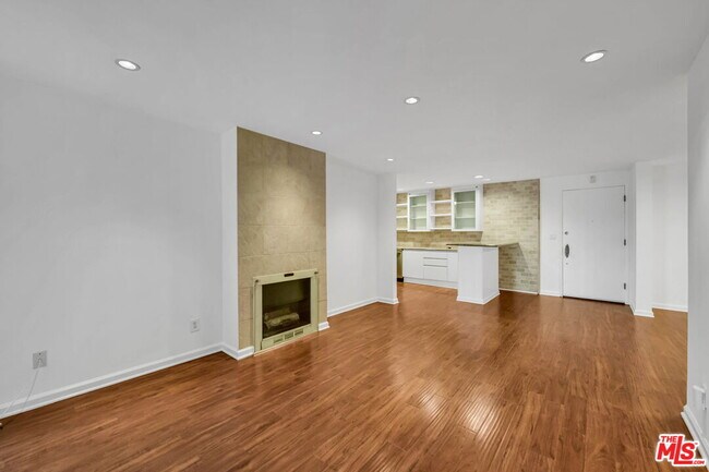 Building Photo - 723 Palisades Beach Rd