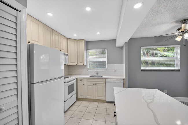 Building Photo - 310 S J St