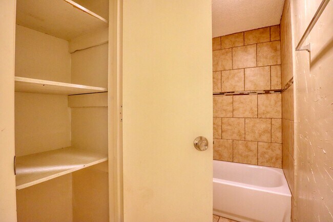 Building Photo - 413 Lakeway Dr
