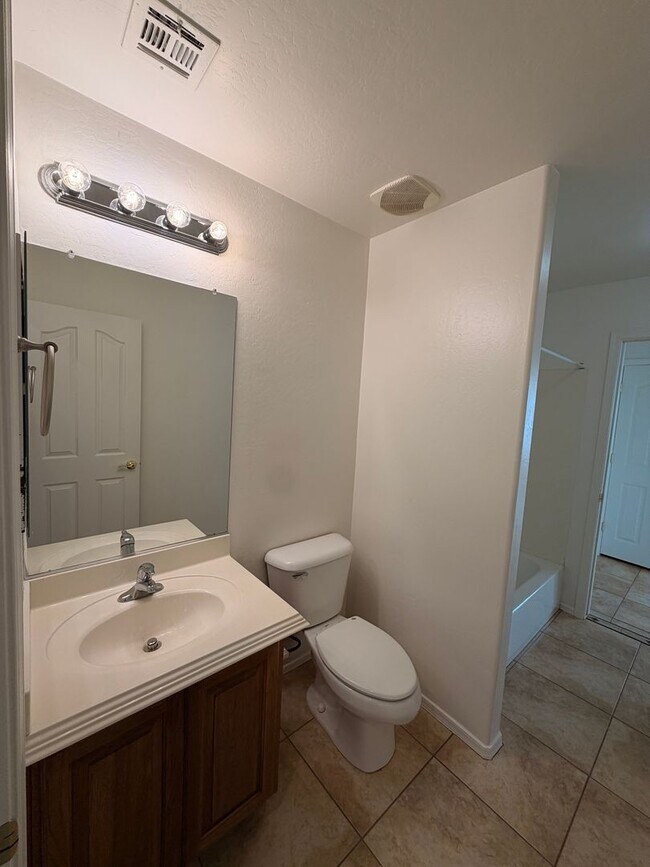 Building Photo - Spacious 3Bdm 2Ba Phoenix Home with *No Carpets* and *New Paint*