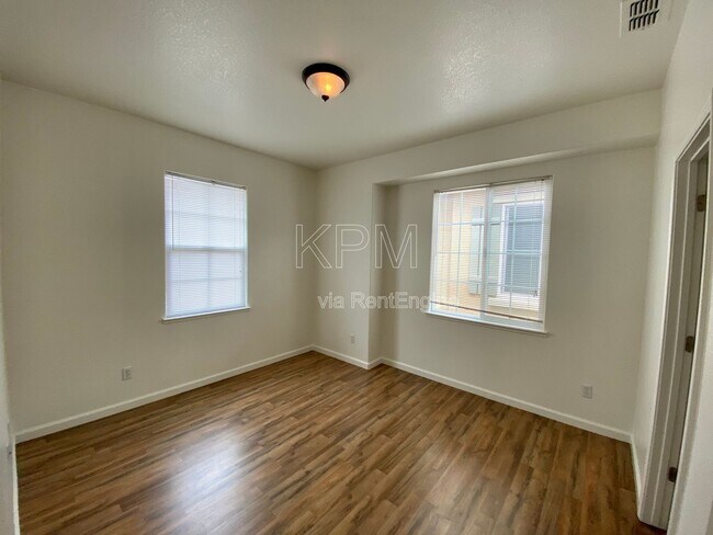 Building Photo - 10814 Peony Pl Dr