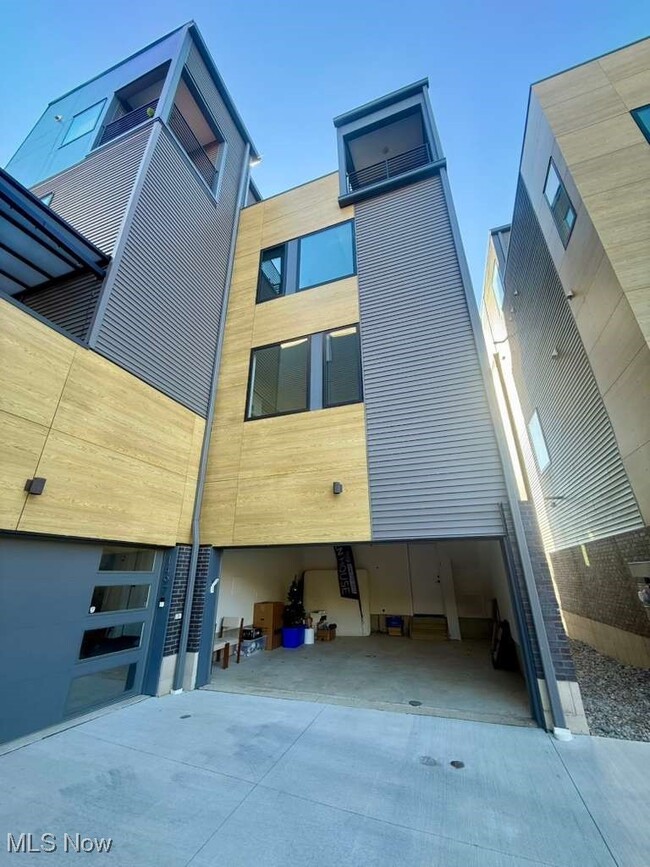 Building Photo - 1495 Superior Ave E