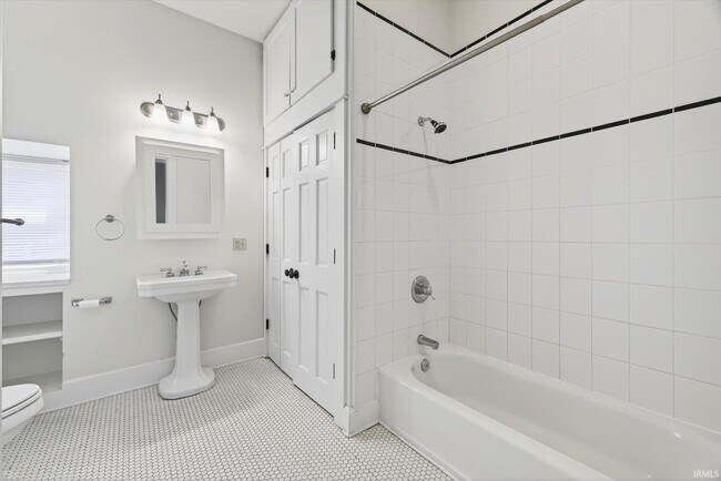 Building Photo - 114 E 6 St