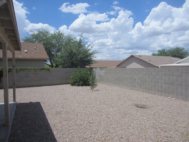 Building Photo - This 3 Bed. 2 Ba. Home Near the U of A, Downtown & I-10 Will Be Available Around April 1st