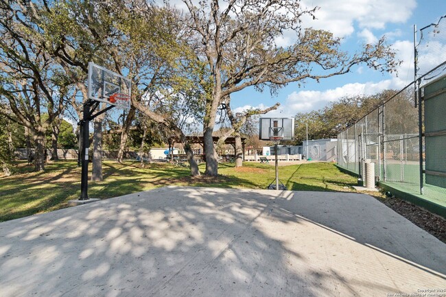 Building Photo - WHISPERING OAKS GARDEN HOME