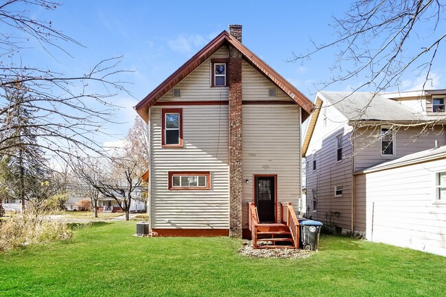 Building Photo - 563 Garry Rd