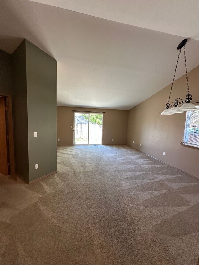 Building Photo - 3 BedRoom , 2 Bathroom , 2 Car Garage , AC