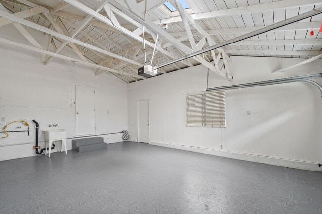Building Photo - 614 5th Ave