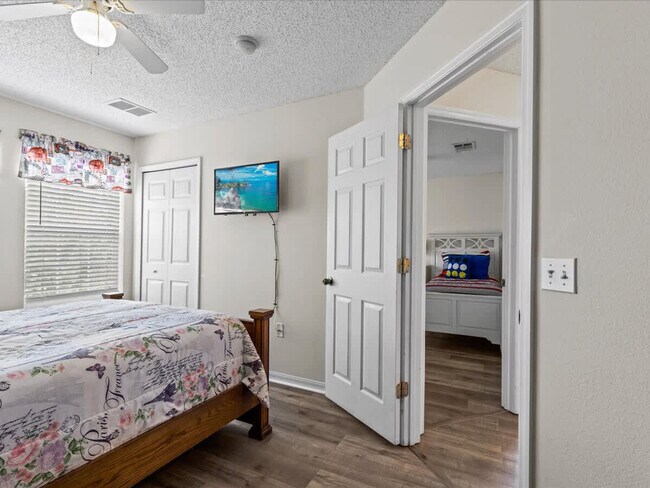 Building Photo - 113 Pompano Beach Dr