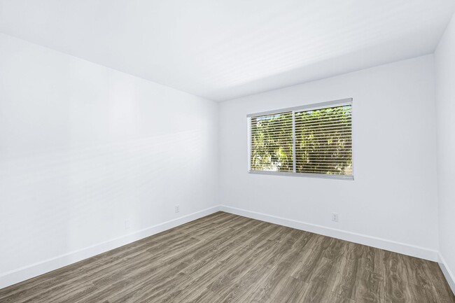 Building Photo - Limited-Time Move-In Special – $500 Deposi...